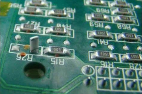 PCB焊接中的立碑問題：成因分析與工藝優化